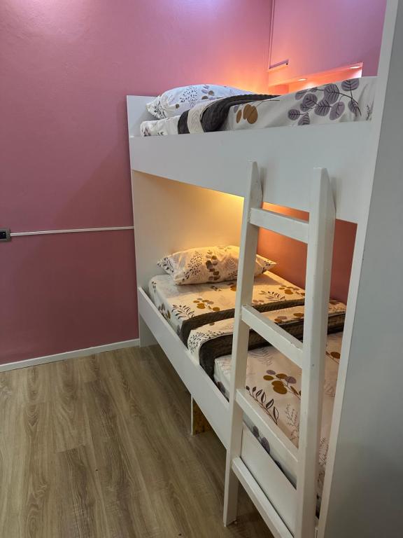 Postel nebo postele na pokoji v ubytování Tirana Blloku Vibes Hostel