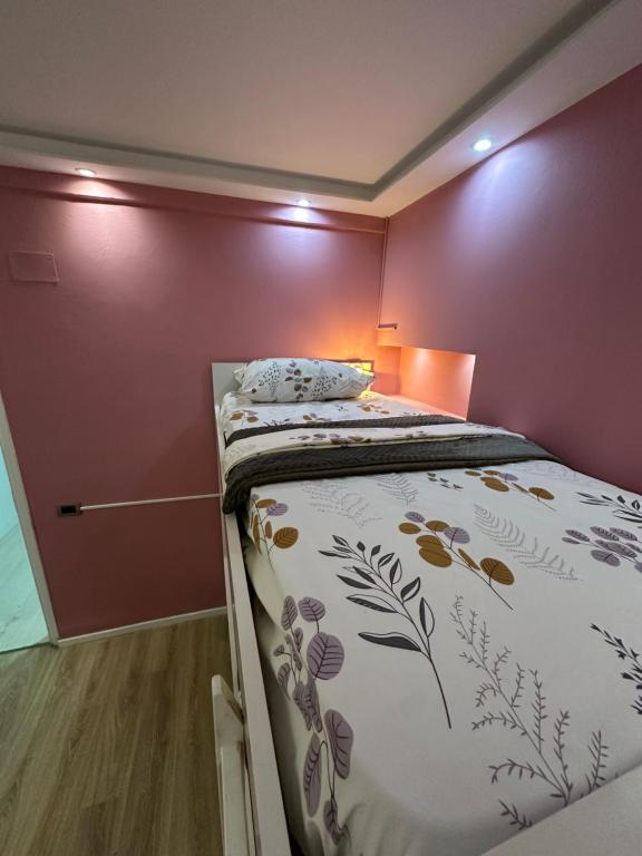 Postel nebo postele na pokoji v ubytování Tirana Blloku Vibes Hostel