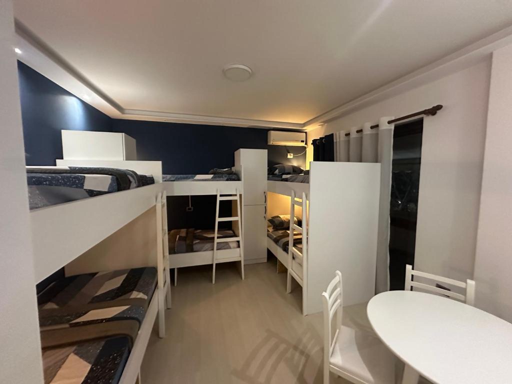 Kuchyň nebo kuchyňský kout v ubytování Tirana Blloku Vibes Hostel