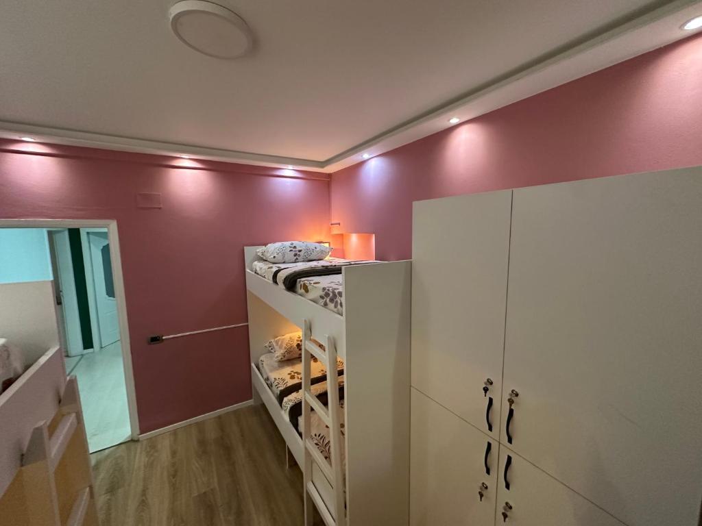 Kuchyň nebo kuchyňský kout v ubytování Tirana Blloku Vibes Hostel