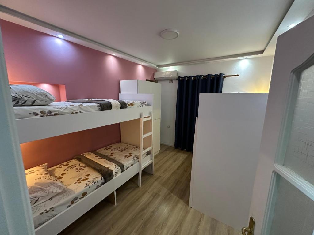 Postel nebo postele na pokoji v ubytování Tirana Blloku Vibes Hostel