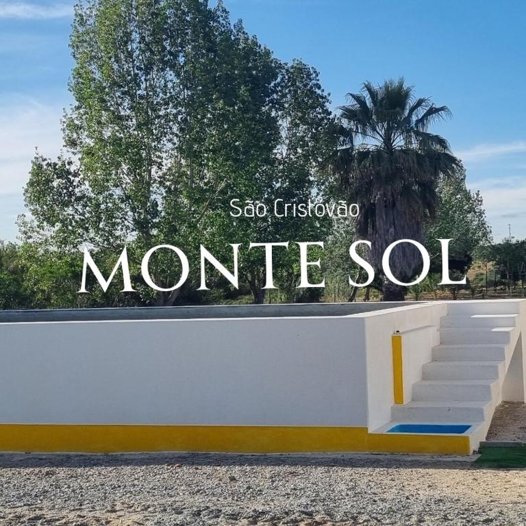 a sign that says monticellocolm monete son at Monte Sol in São Cristóvão