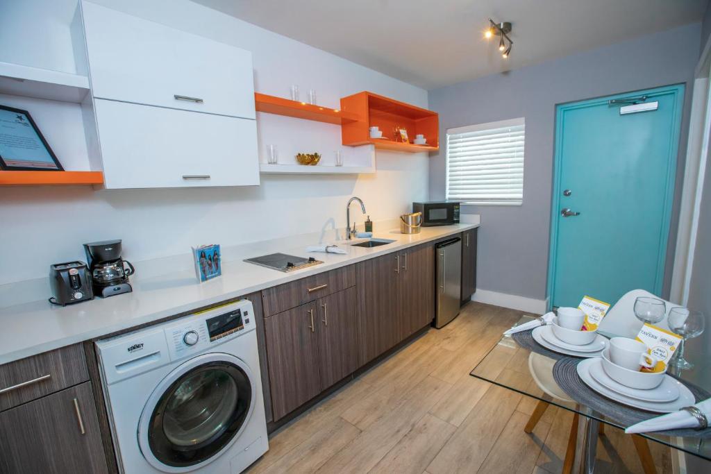 Kuchyň nebo kuchyňský kout v ubytování Seaside All Suites Hotel