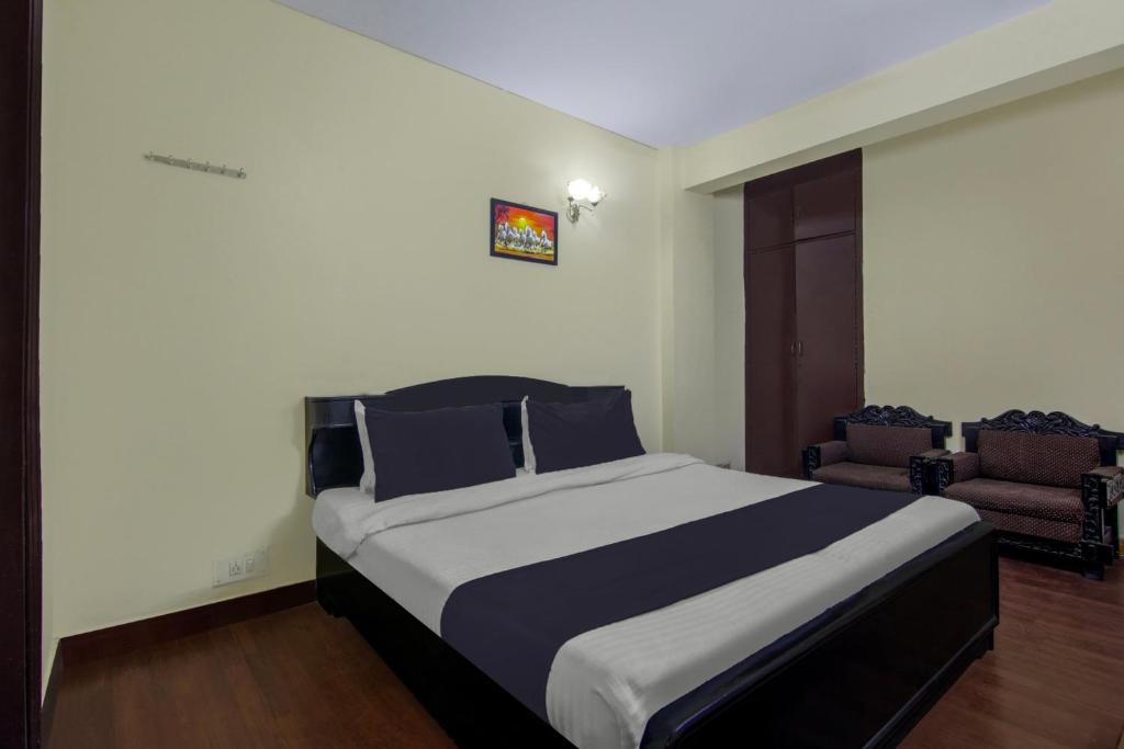 Postel nebo postele na pokoji v ubytování Hotel O Malhotra BnB