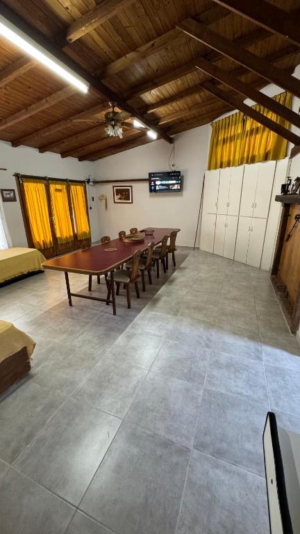 een grote kamer met een tafeltennistafel. bij Verona Cabaña in Necochea