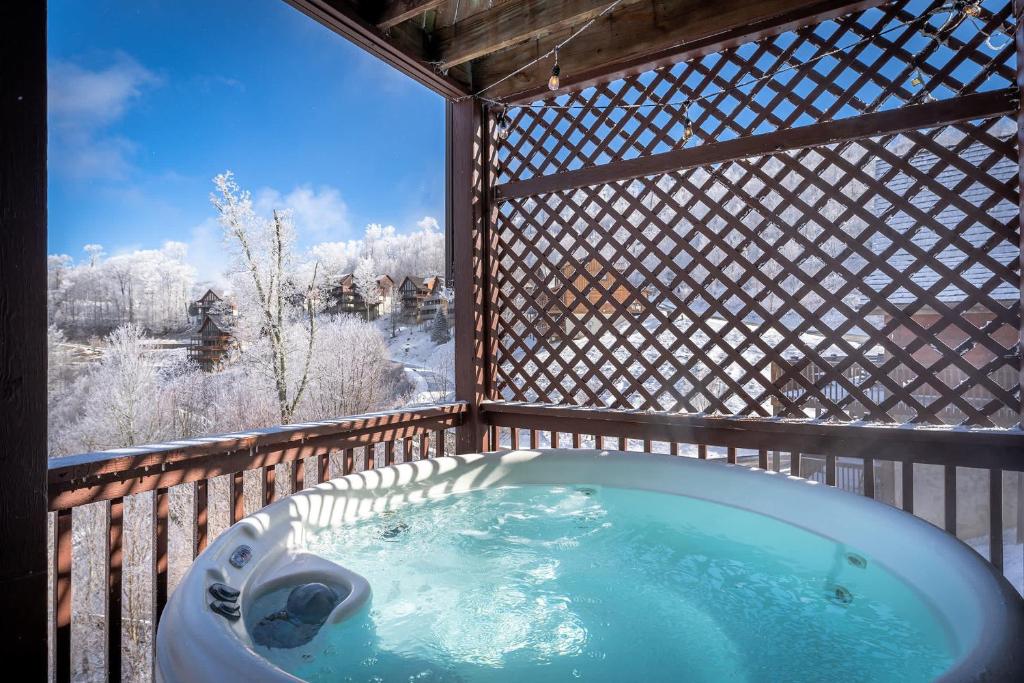 Foto sihtkohas Swiss asuva majutusasutuse Views ~ Hot Tub~ 2 Decks~Pool Table~GameRoom~Cabin galeriist