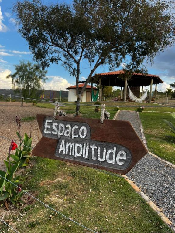 a sign that reads esaba antihuidate in a park at Espaço Amplitude in Sobradinho