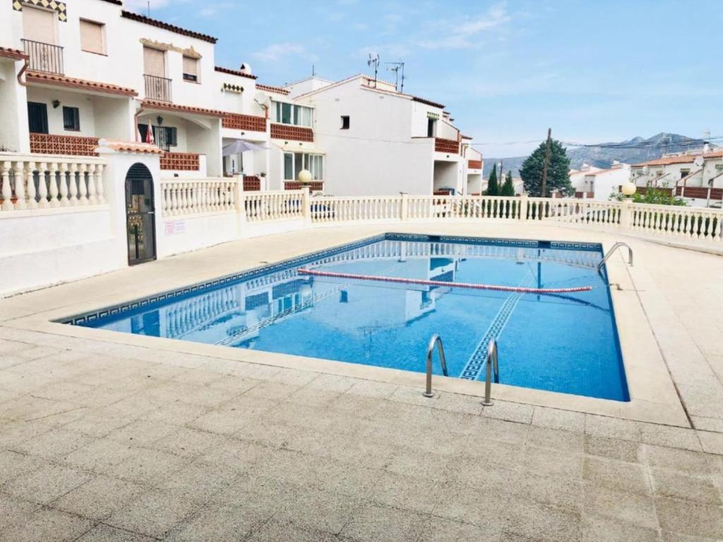 ein Swimmingpool vor einer Villa in der Unterkunft Townhouse in Rosas near Aqua Brava Water Park in Montjoys