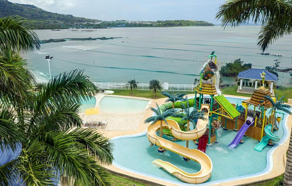 a water park with a water slide and a water park at casa de playa vacacional goldsky in Vista Alegre