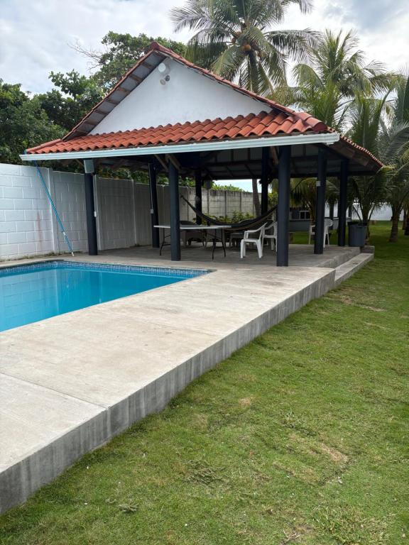 un pabellón con una mesa de picnic junto a una piscina en Boni Beach, en Miravalles