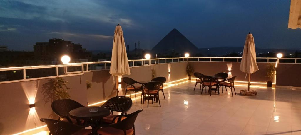 Balkoni atau teres di Phoenix Pyramids View Inn