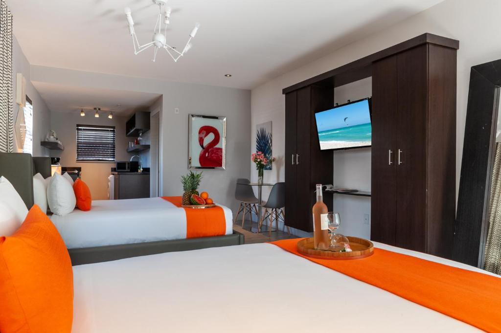 Postel nebo postele na pokoji v ubytování Seaside All Suites Hotel