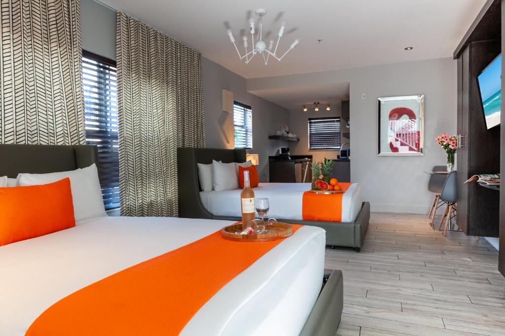 Postel nebo postele na pokoji v ubytování Seaside All Suites Hotel
