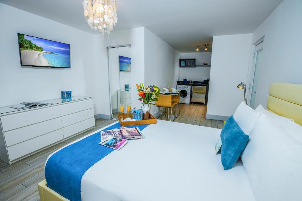 Postel nebo postele na pokoji v ubytování Seaside All Suites Hotel