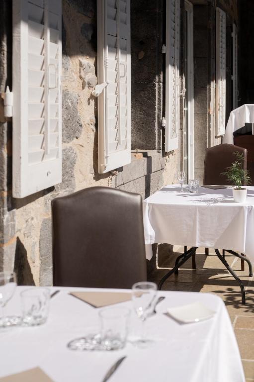 Restaurace v ubytování Château des Comtes de Challes