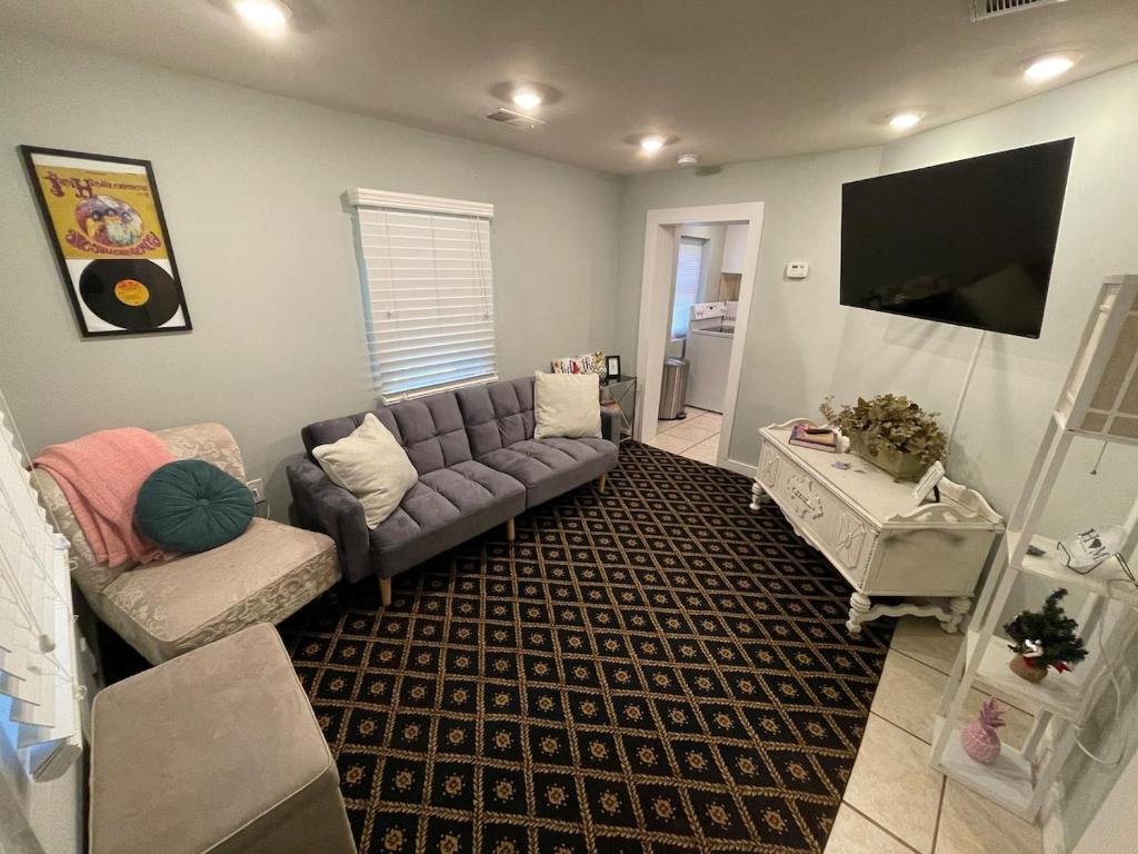 ein Wohnzimmer mit Couch und Flachbildfernseher in der Unterkunft Carolina Cottage in Spartanburg