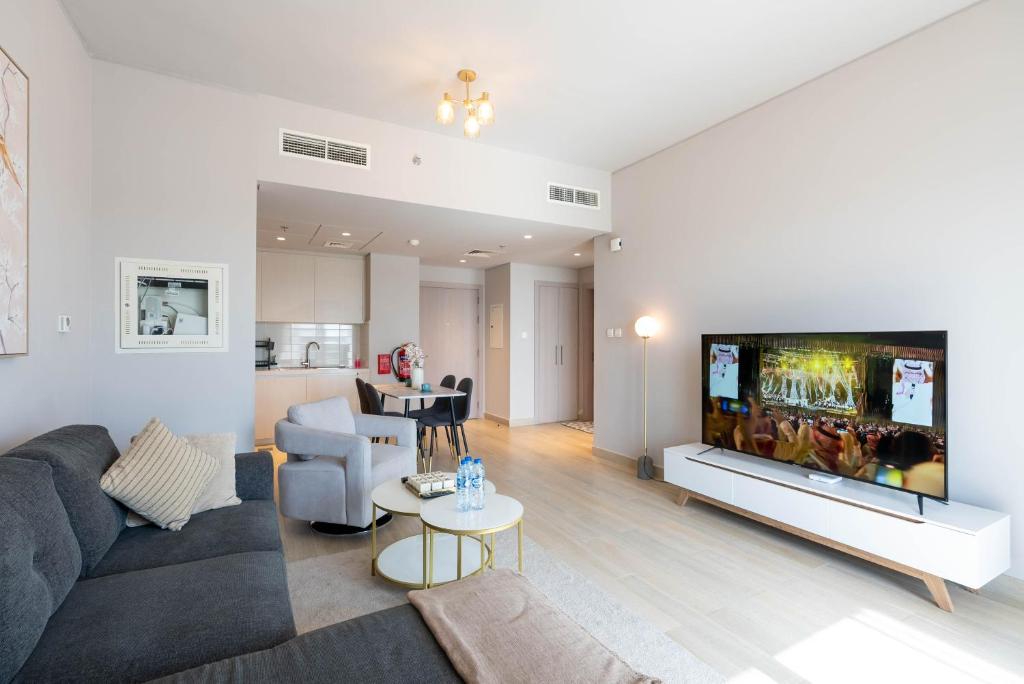 アブダビにあるF1 Dreamstay 1bhk Gym Poolのリビングルーム(大画面薄型テレビ付)