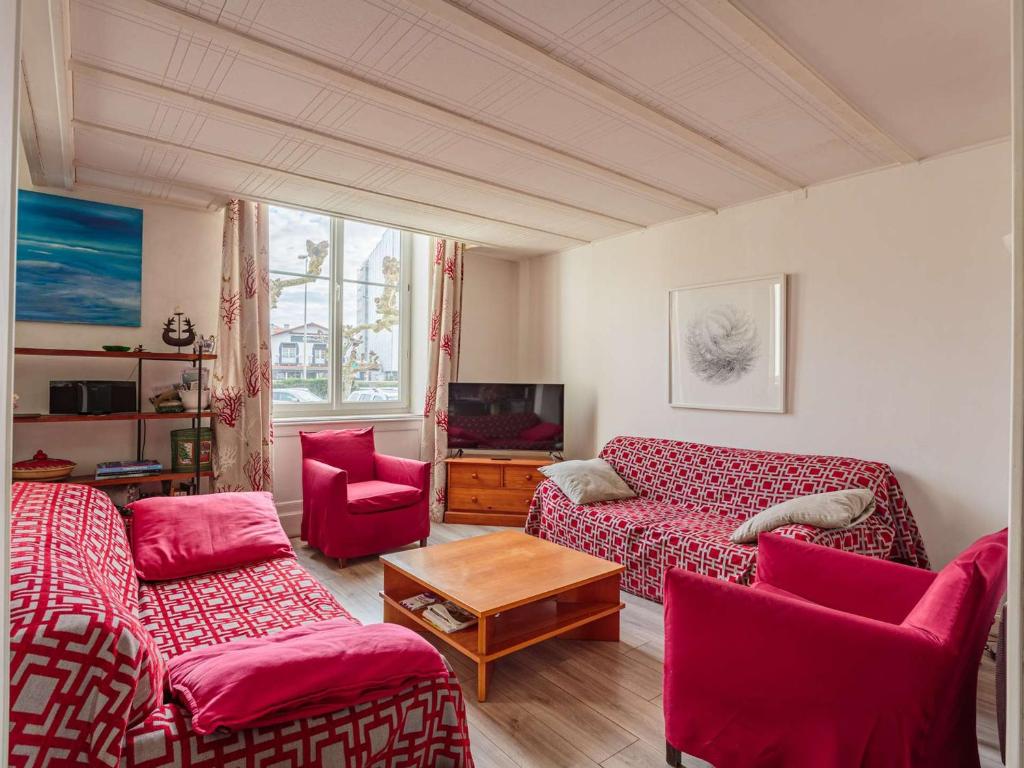 Photo de la galerie de l'établissement Duplex spacieux près du centre et plage, parking et WiFi inclus - FR-1-3-624, à Biarritz