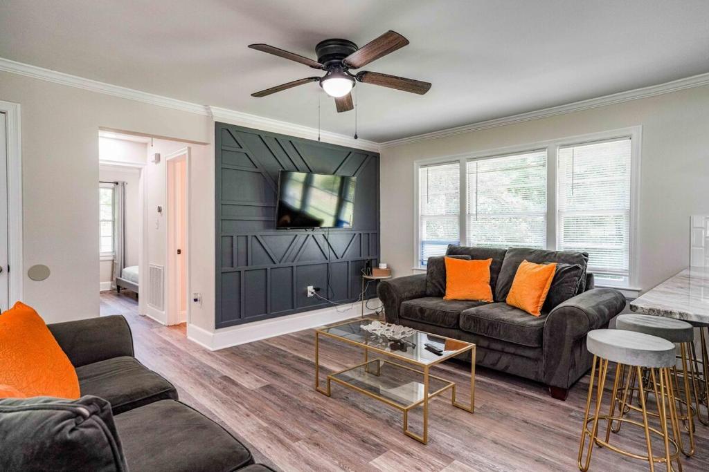 Televiisor ja/või meelelahutuskeskus majutusasutuses Stylish 2 bedroom bungalow in Durham