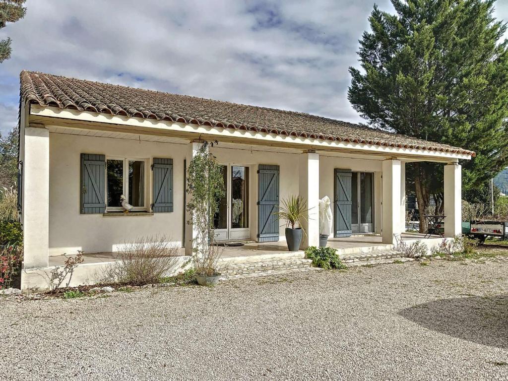 Une petite maison blanche avec beaucoup de fenêtres dans l'établissement Villa T5 avec Piscine Privée, Proche Rivière, Wifi - FR-1-382-218, à Vallon-Pont-dʼArc