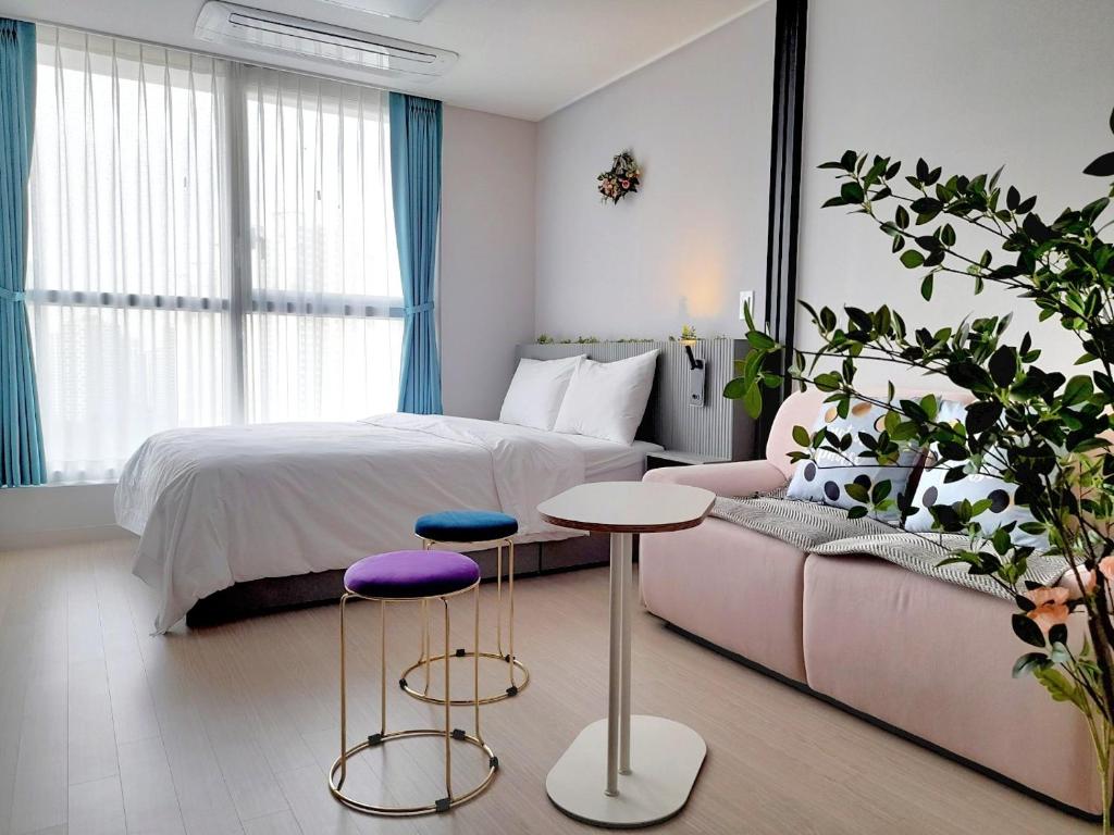 Postel nebo postele na pokoji v ubytování Wellstay hotel Incheon