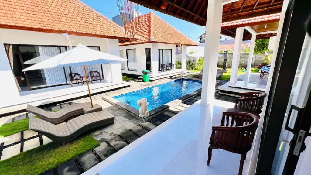 una piscina en el patio trasero de una casa en UCU VILLAGE at ULUWATU JIMBARAN, en Jimbaran