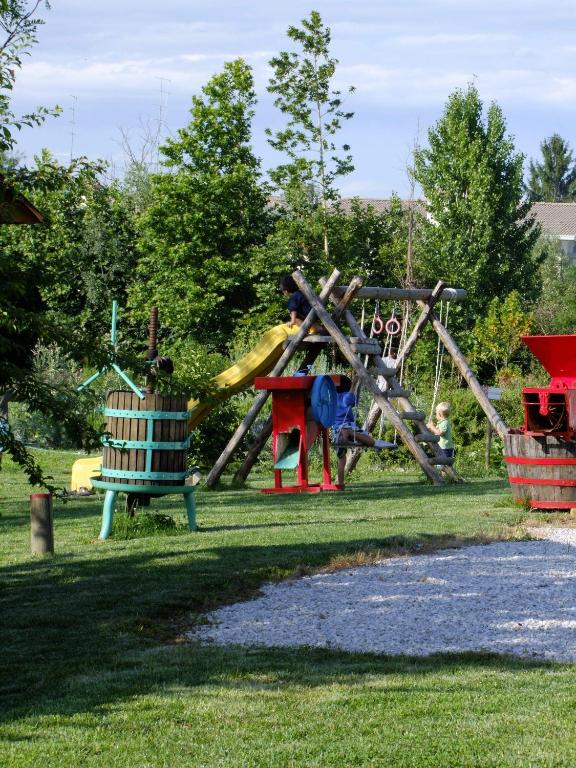 Herní místnost nebo prostor pro děti v ubytování Agriturismo L'Acero Rosso