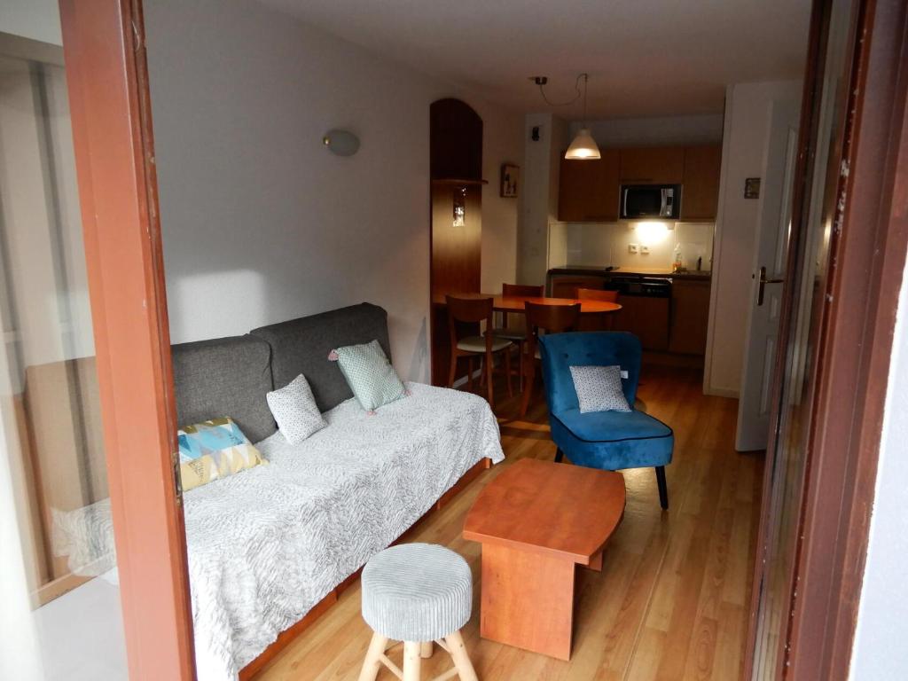 un salon avec un canapé et une table dans l'établissement Résidence Le Pic du Midi - maeva Home - Appartement 2 Pièces 4 personnes - Confort MAE-0691, à La Mongie