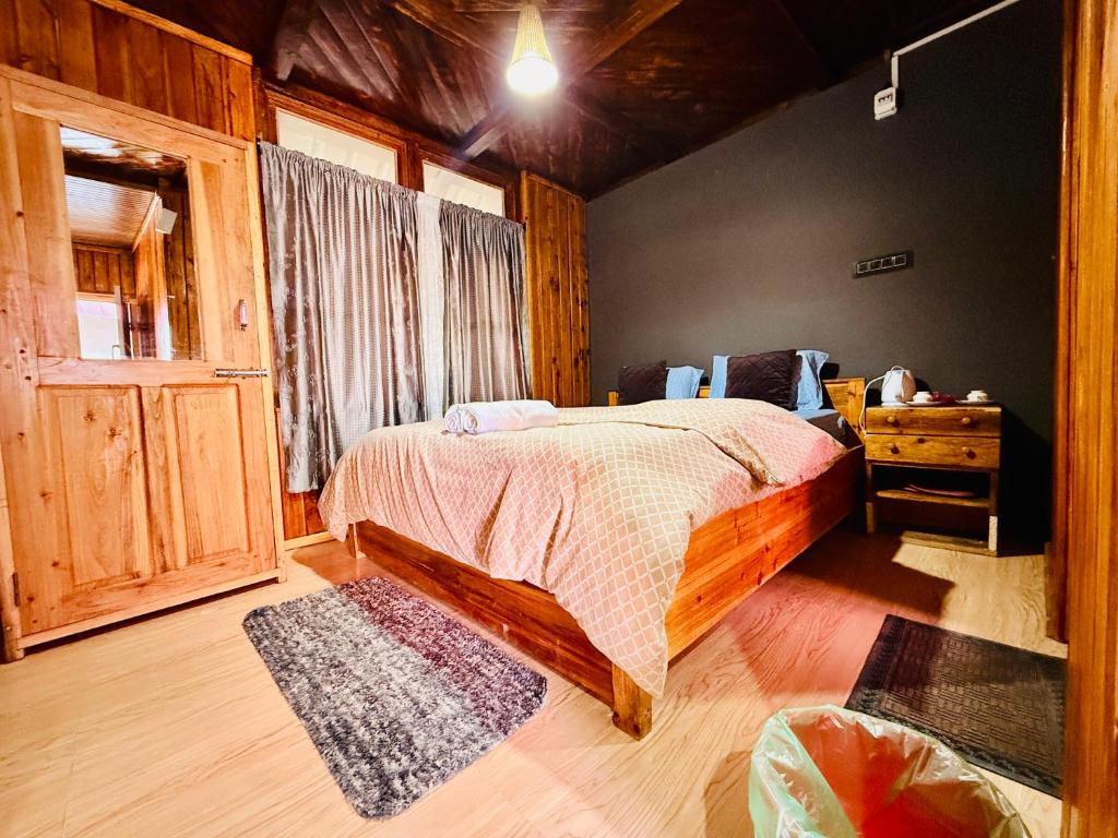 Ένα ή περισσότερα κρεβάτια σε δωμάτιο στο Cozyo Stays Boutique Cottages Mawkdok