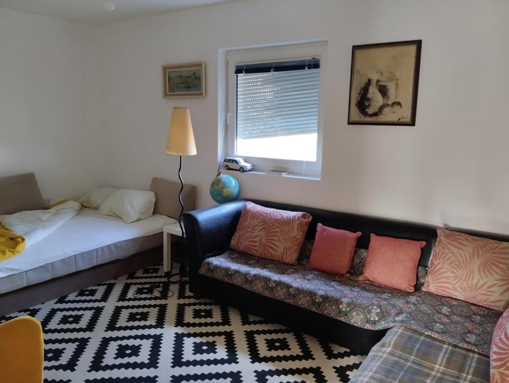 een woonkamer met een bank en een bed bij Summer house Belgrade in Belgrado