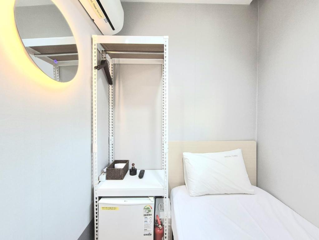 Cama ou camas em um quarto em Hostel Tommy Renewal 2025