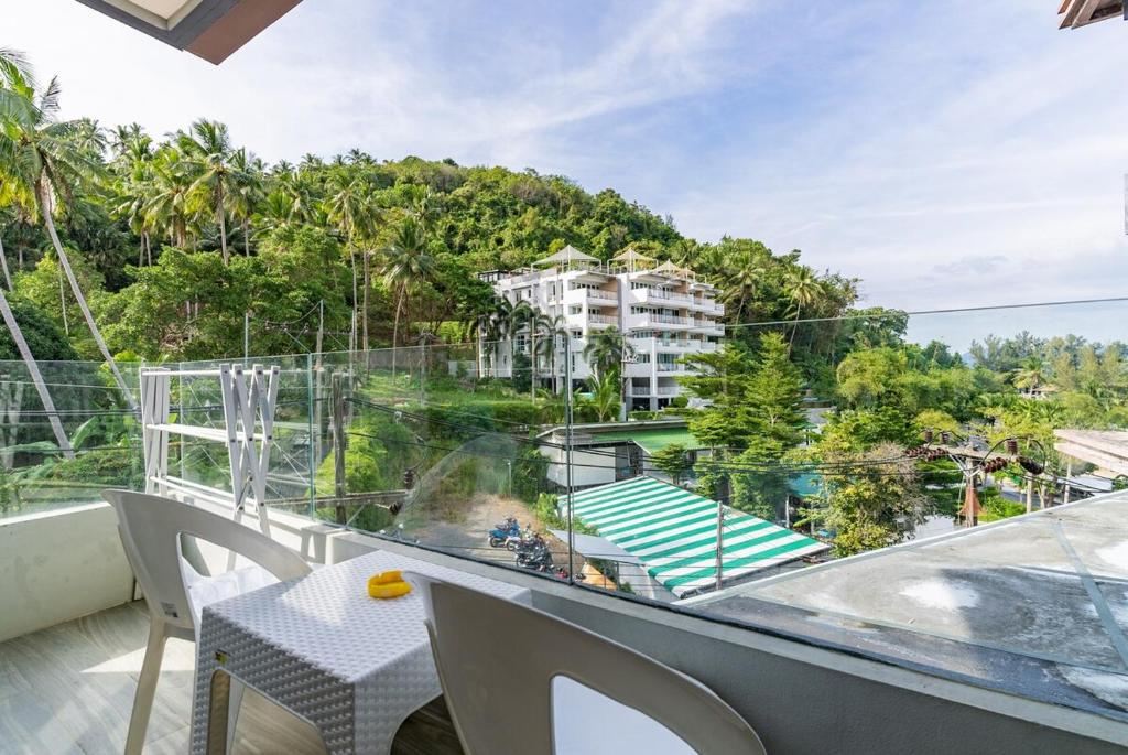 un balcon avec vue sur un immeuble dans l'établissement Large condo Surin-Bangtao Beach, à Ban Lum Fuang