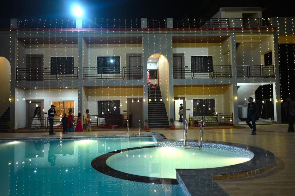 Bazén v ubytování Shivanta Resort and Hotel nebo v jeho okolí