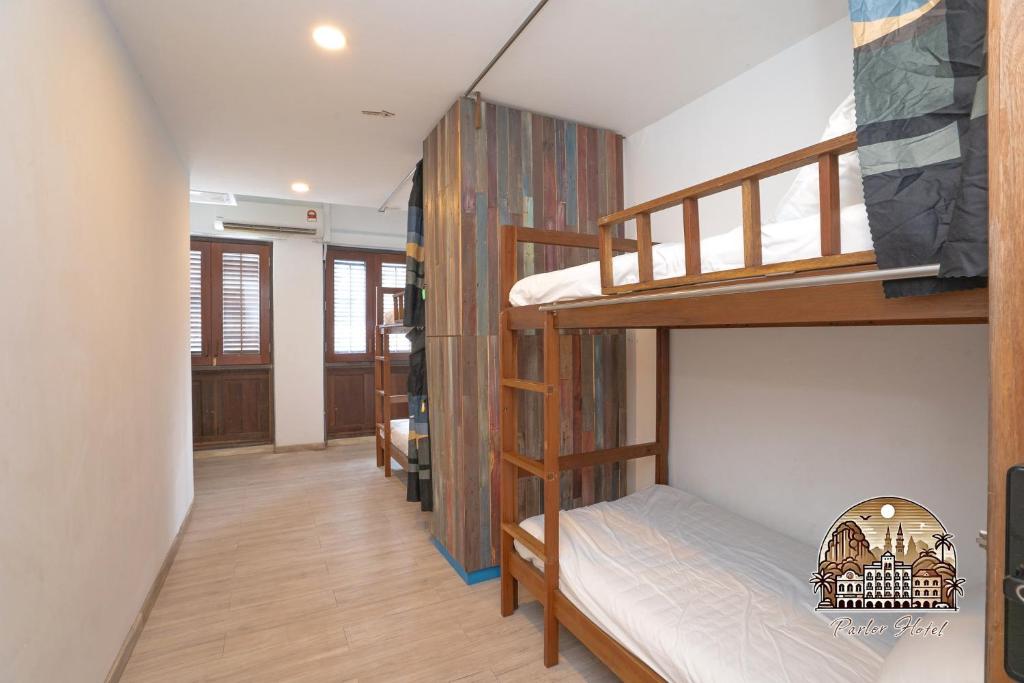 Postel nebo postele na pokoji v ubytování Parlor Hotel