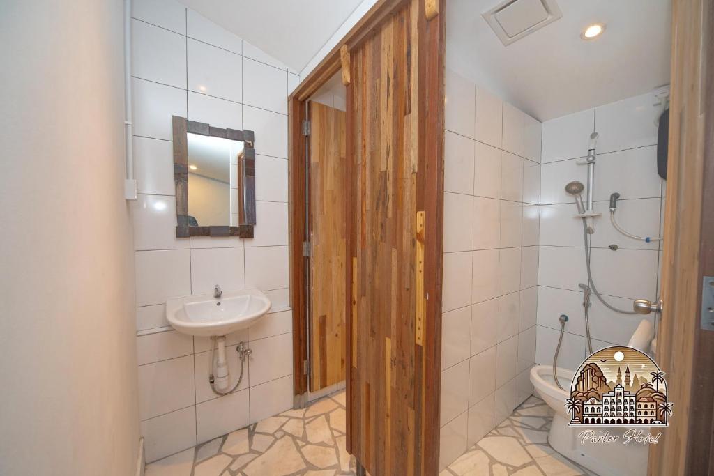 Koupelna v ubytování Parlor Hotel