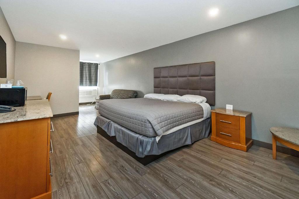 Postel nebo postele na pokoji v ubytování Rodeway Inn Moosic - Scranton