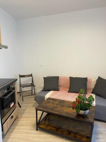 un salon avec un canapé et une table basse dans l'établissement Nordmand, à Paris