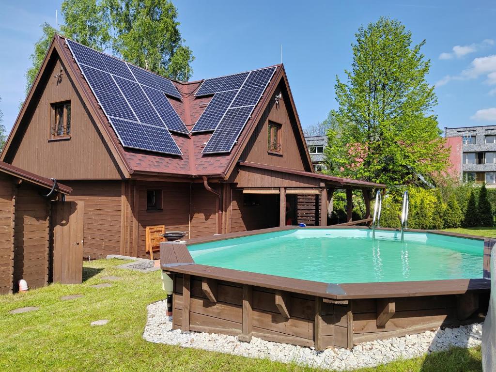 een huis met zonnepanelen op het dak bij Chata Osmička in Zlaté Hory