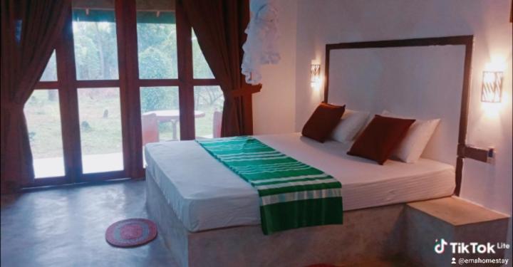 Ένα ή περισσότερα κρεβάτια σε δωμάτιο στο Ema homestay