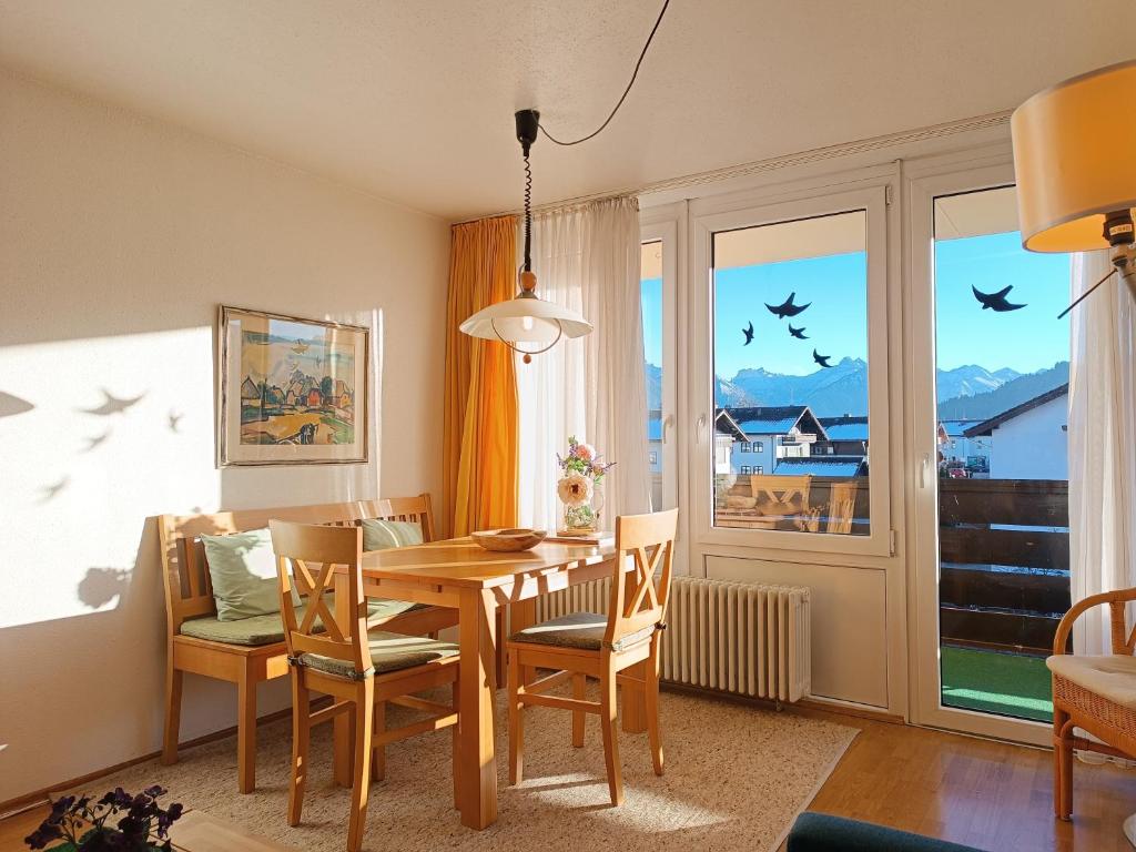 费斯恩2-Raum FeWo Siebenschläfer - Hallenbad & Sauna的一间有桌子、椅子和窗户的餐厅