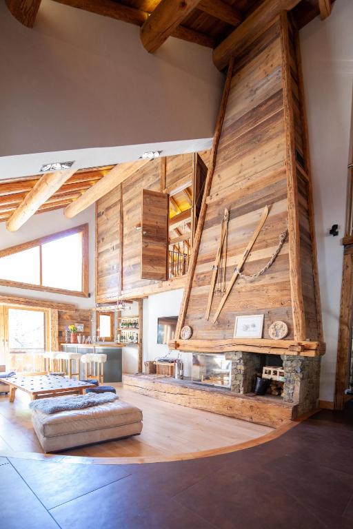 une grande pièce avec des murs en bois et du parquet dans l'établissement Les Alpages d'Auguste, à Valloire