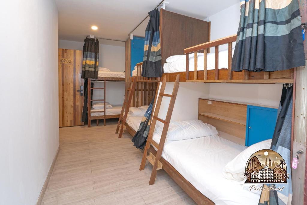Postel nebo postele na pokoji v ubytování Parlor Hotel