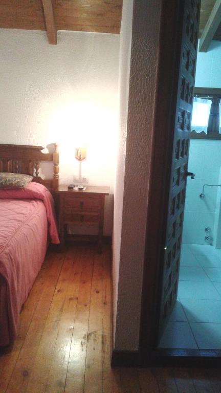 Cama o camas de una habitación en Hostal Puente Deva