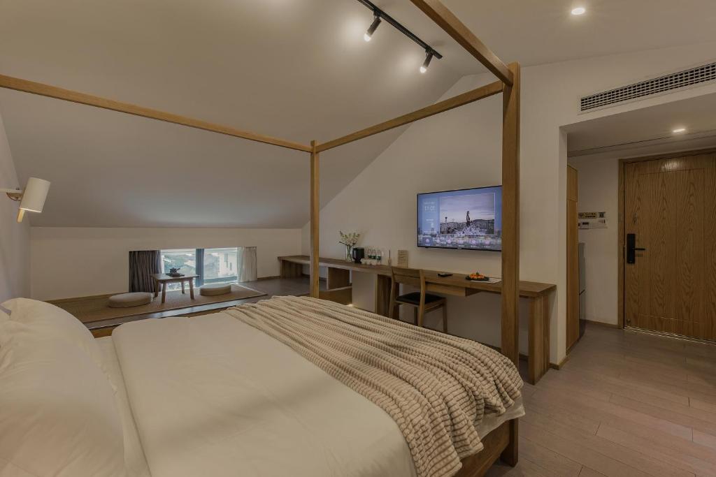 TV a/nebo společenská místnost v ubytování T innn - West Lake - Yueshang Yunshe Homestay - Hangzhou Taiziwan Park Branch