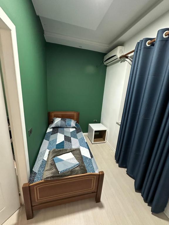 Postel nebo postele na pokoji v ubytování Tirana Blloku Vibes Hostel