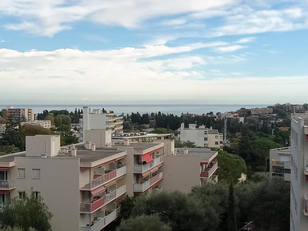 - une vue sur la ville avec ses bâtiments et l'océan dans l'établissement Appartement avec vue mer à Antibes, à Antibes