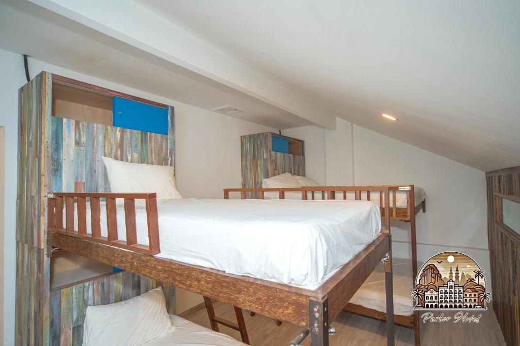 Postel nebo postele na pokoji v ubytování Parlor Hotel