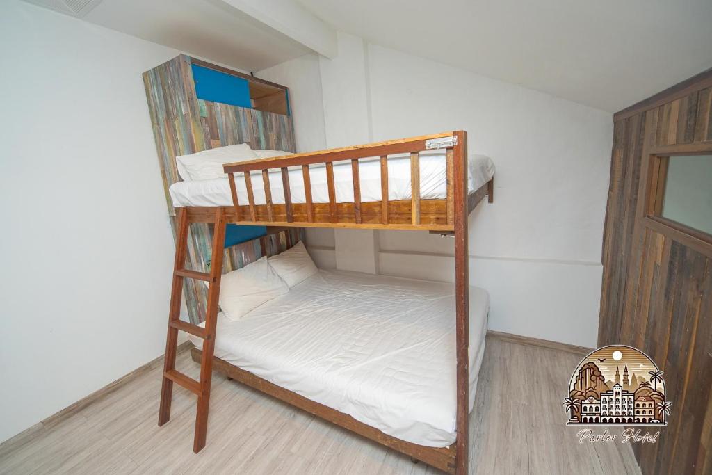 Postel nebo postele na pokoji v ubytování Parlor Hotel