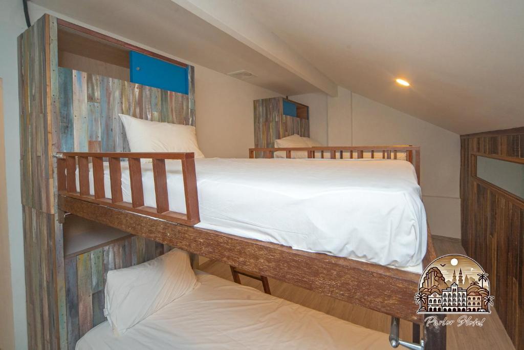 Postel nebo postele na pokoji v ubytování Parlor Hotel