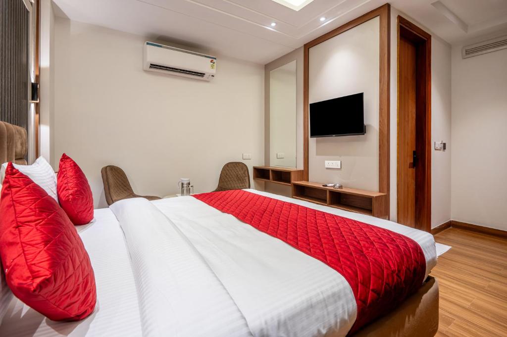 TV a/nebo společenská místnost v ubytování Hotel AVAAS - Faiz Road Karol Bagh